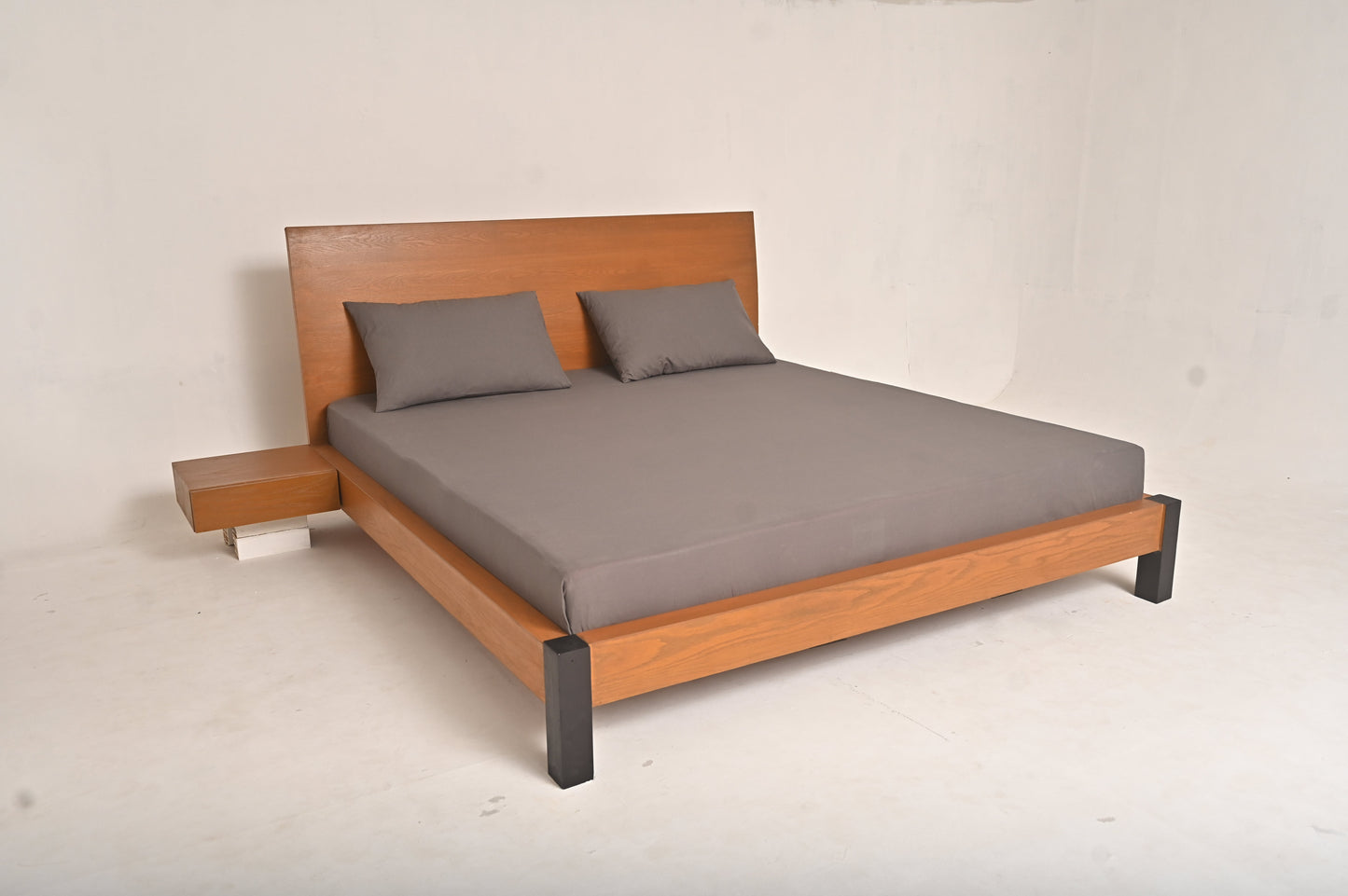 Harry King Size Bed Ð Solid Wood Frame with Upholstered Headboard