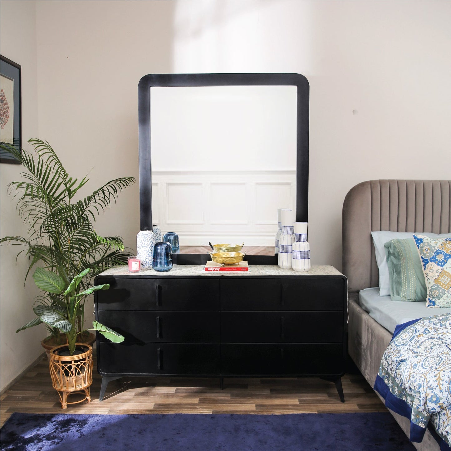 Monarach Bedroom Set Ð Bed, Dresser & Rs 30,000 Gift Card